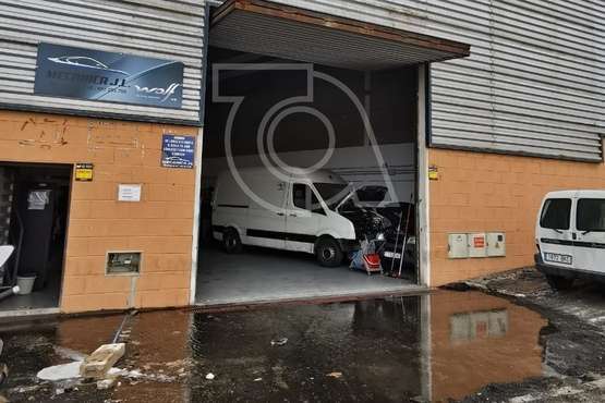 a rotura de una tubería del abasto causa una gran pérdida de agua en el Parque Empresarial de Melenara (Telde)/TA.